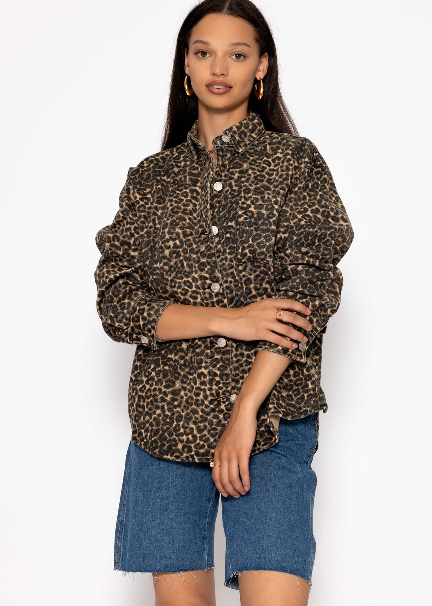 Hemdjacke aus Jeans mit Leo-Print - beige