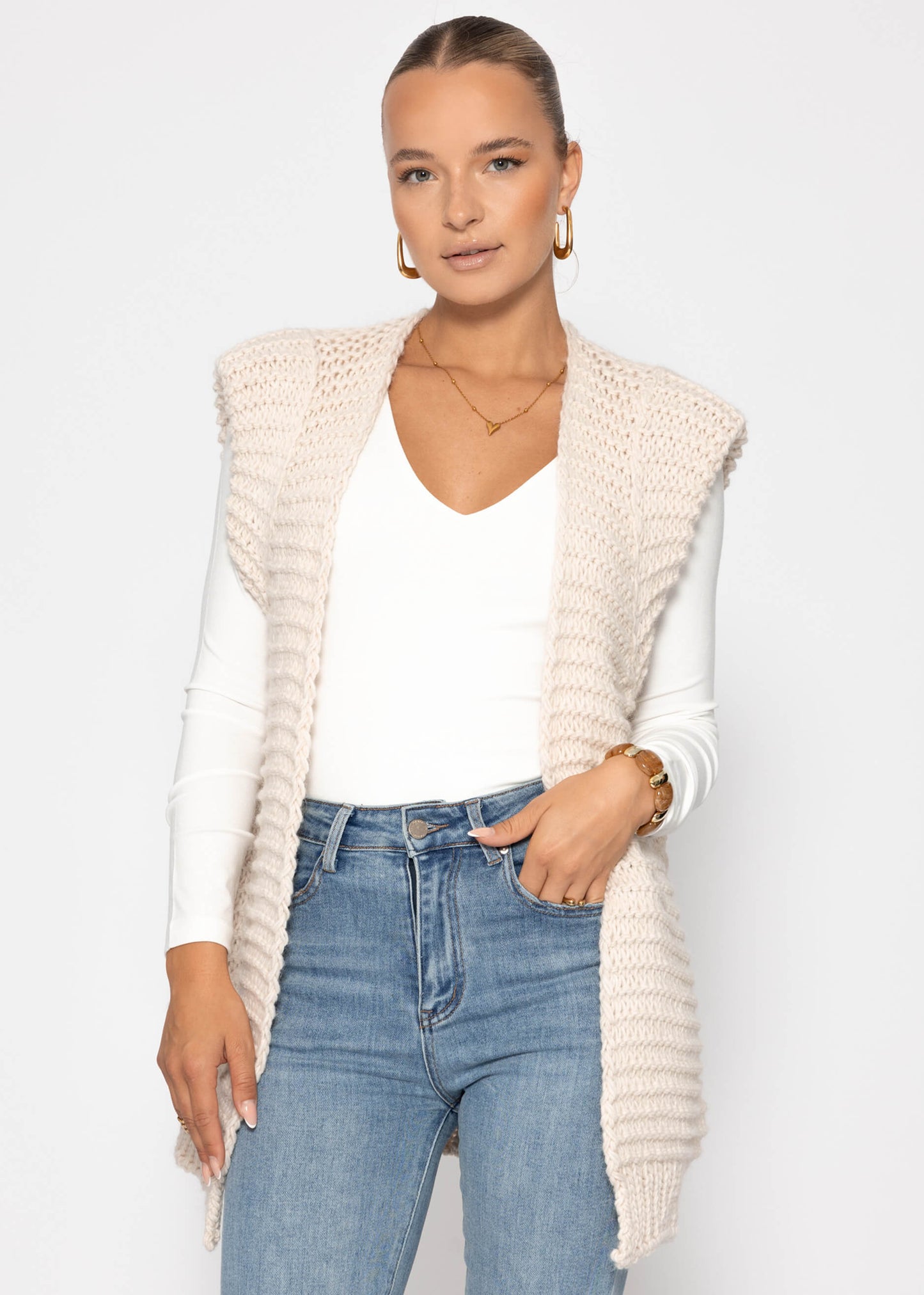 Lange ärmellose Strickweste mit strukturierten Schultern - offwhite