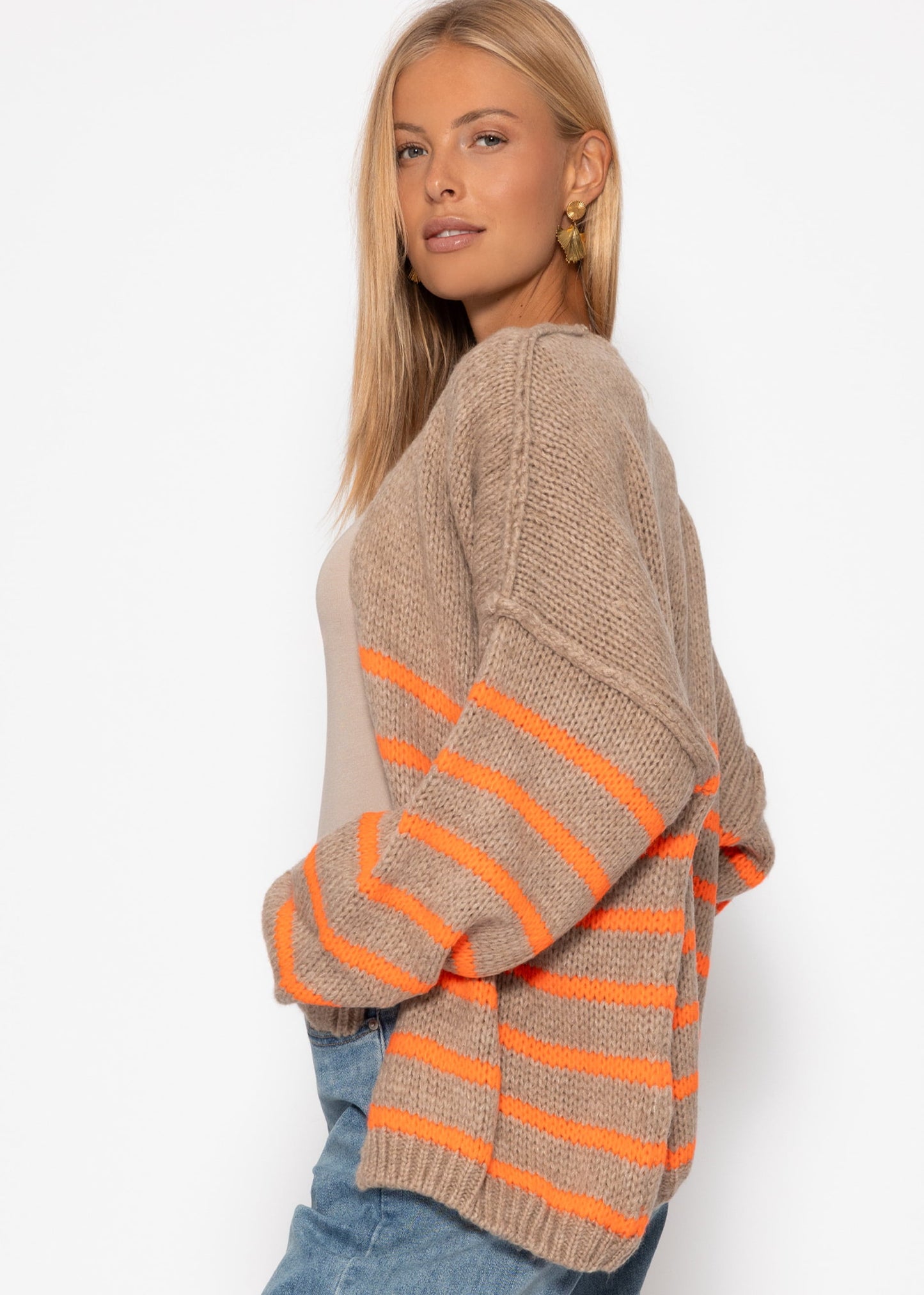 Gestreifter Cardigan mit Außennähten - beige