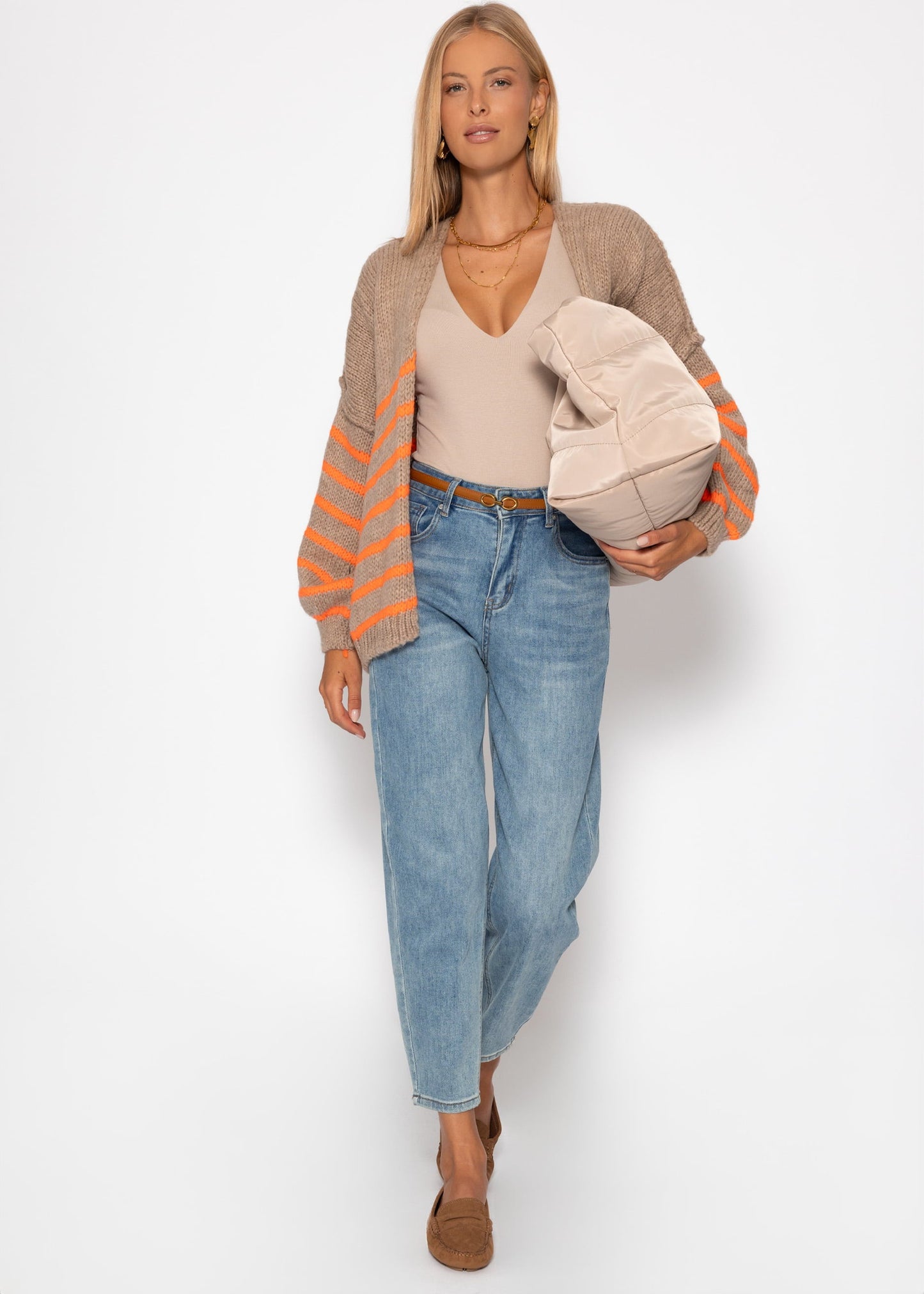 Gestreifter Cardigan mit Außennähten - beige