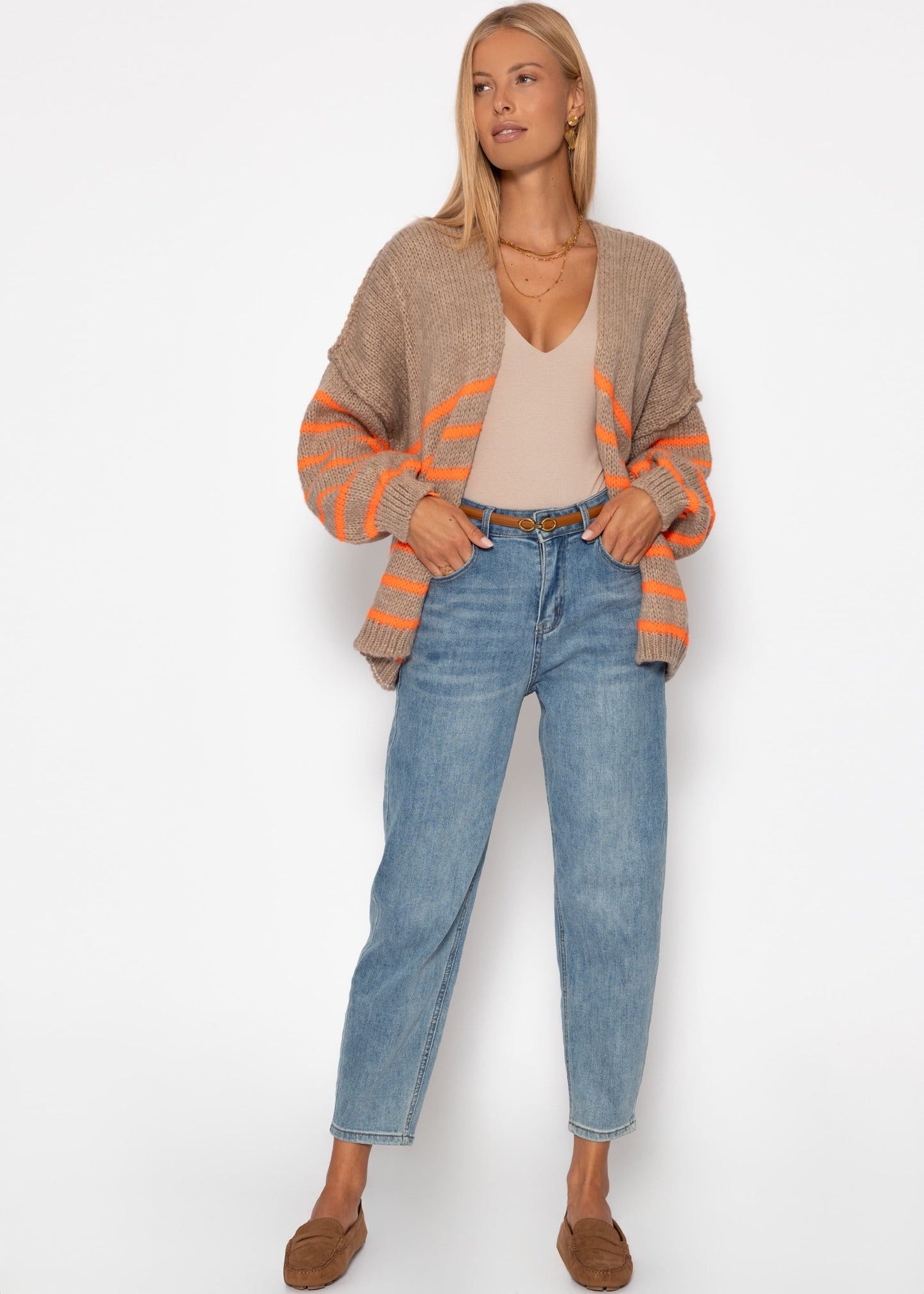 Gestreifter Cardigan mit Außennähten - beige
