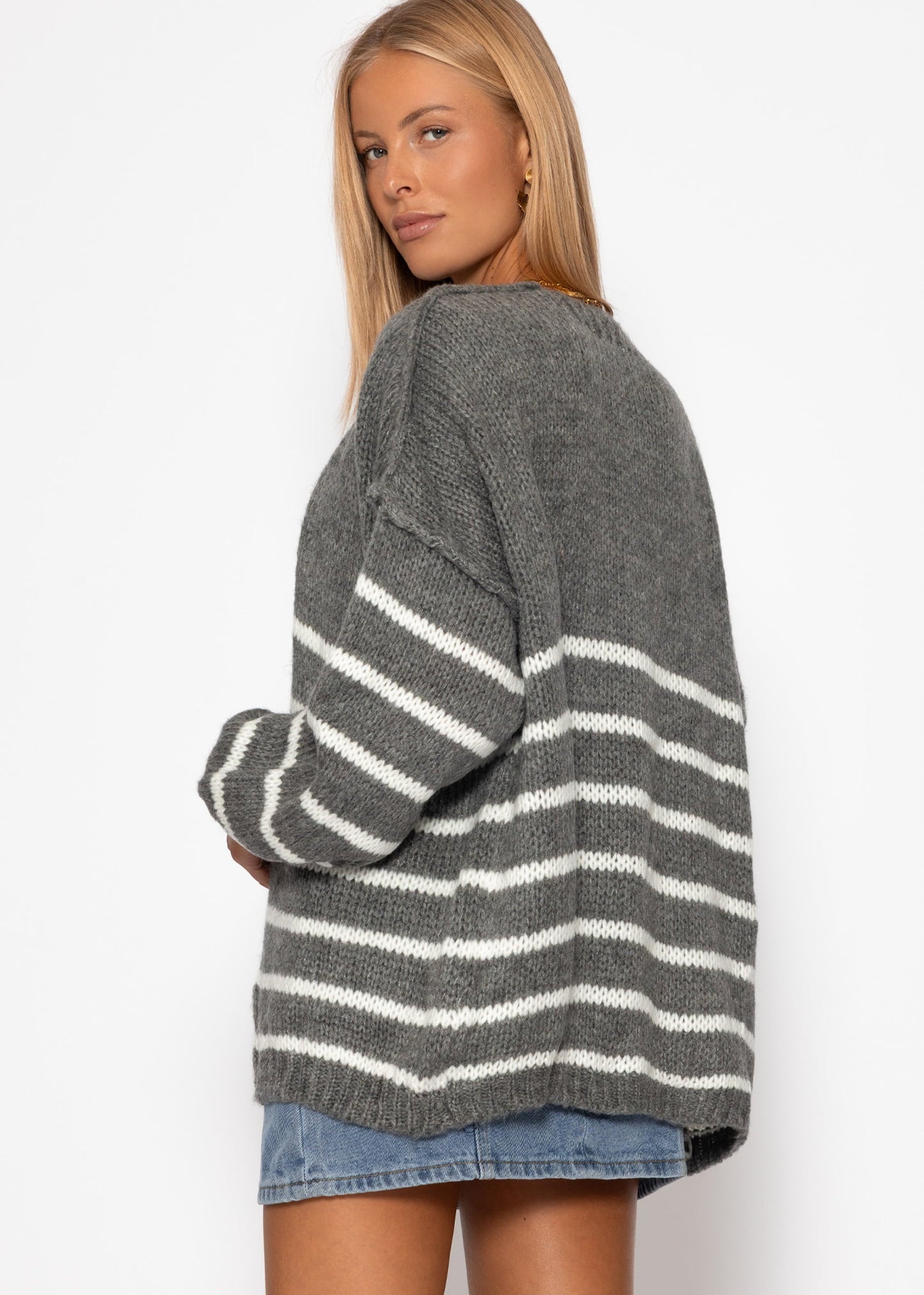Gestreifter Cardigan mit Außennähten - grau