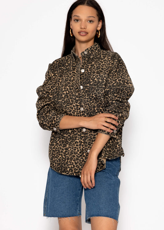 Hemdjacke aus Jeans mit Leo-Print - beige