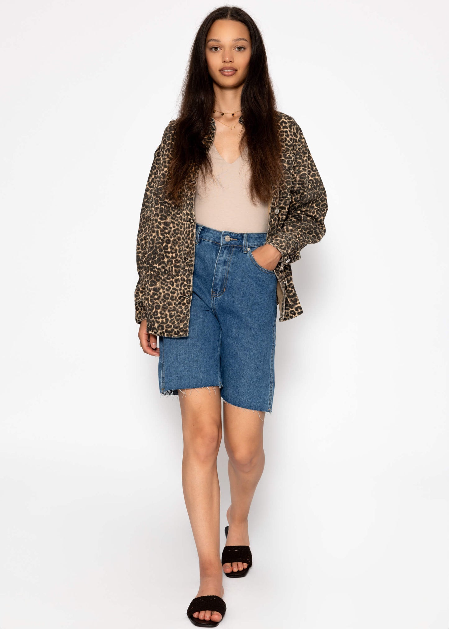 Hemdjacke aus Jeans mit Leo-Print - beige