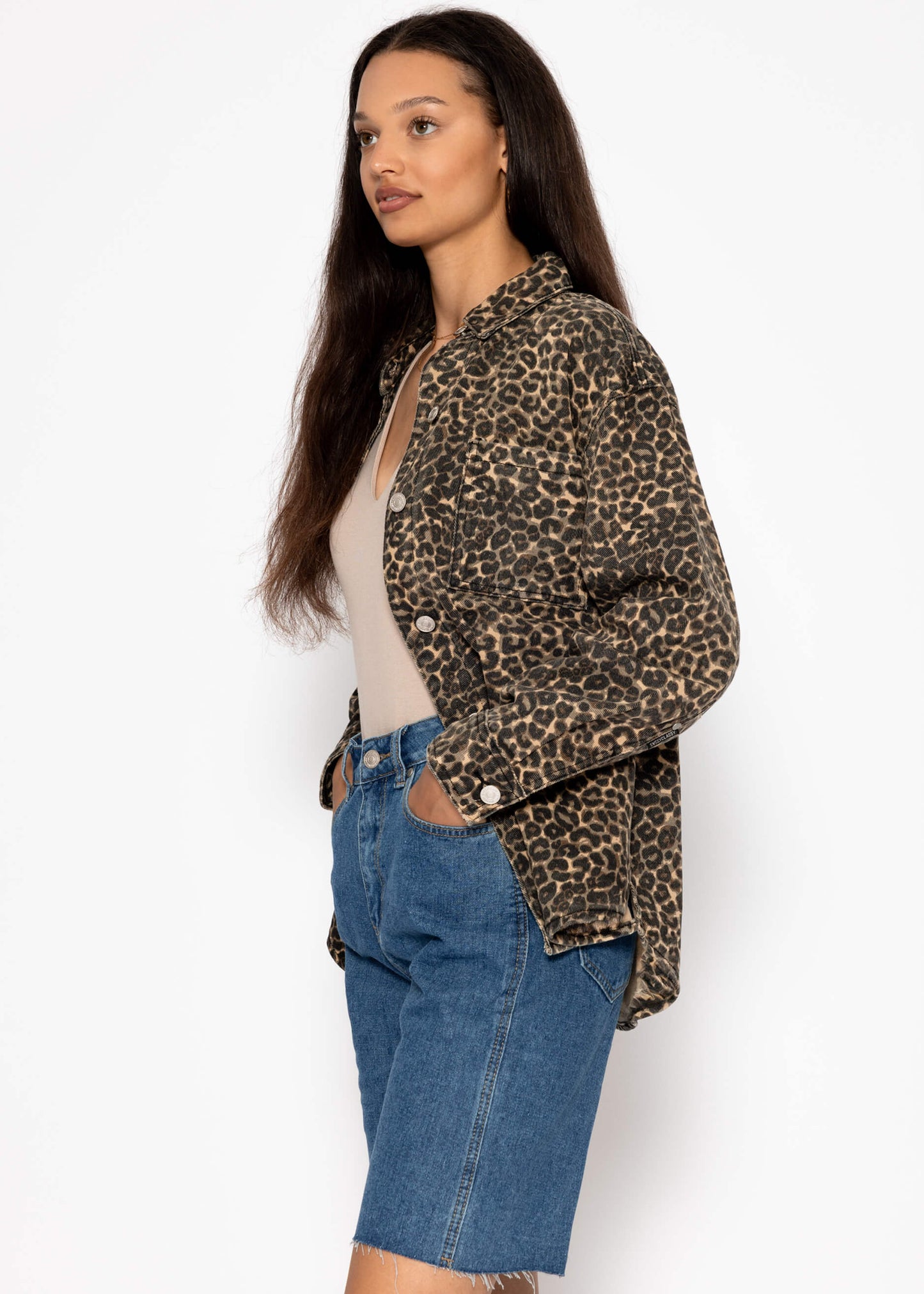 Hemdjacke aus Jeans mit Leo-Print - beige