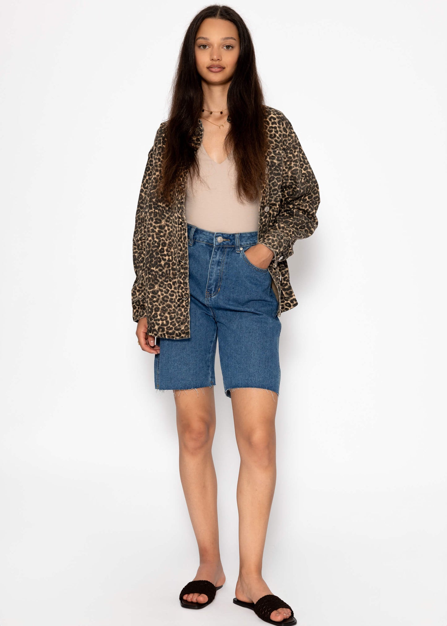 Hemdjacke aus Jeans mit Leo-Print - beige