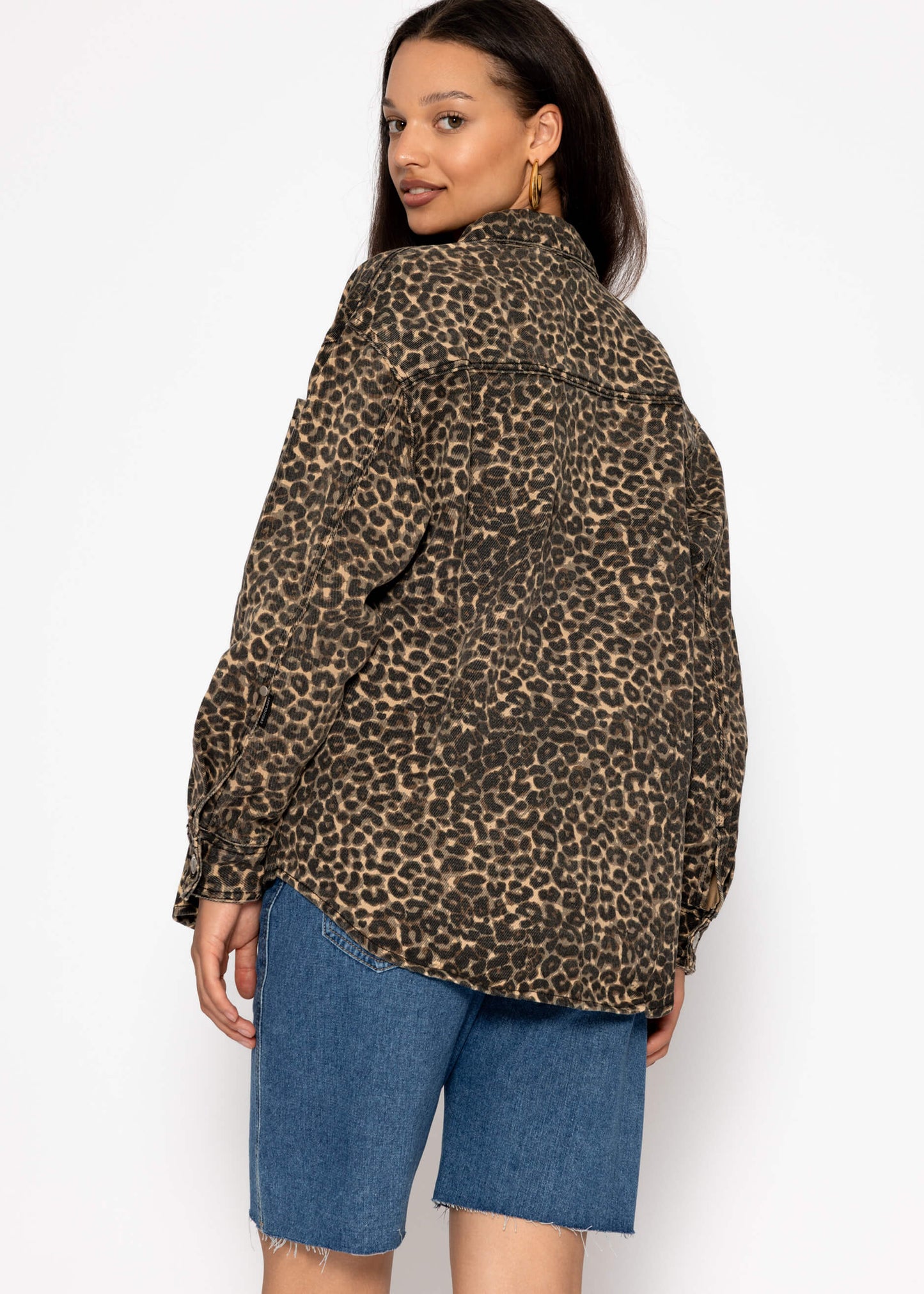 Hemdjacke aus Jeans mit Leo-Print - beige